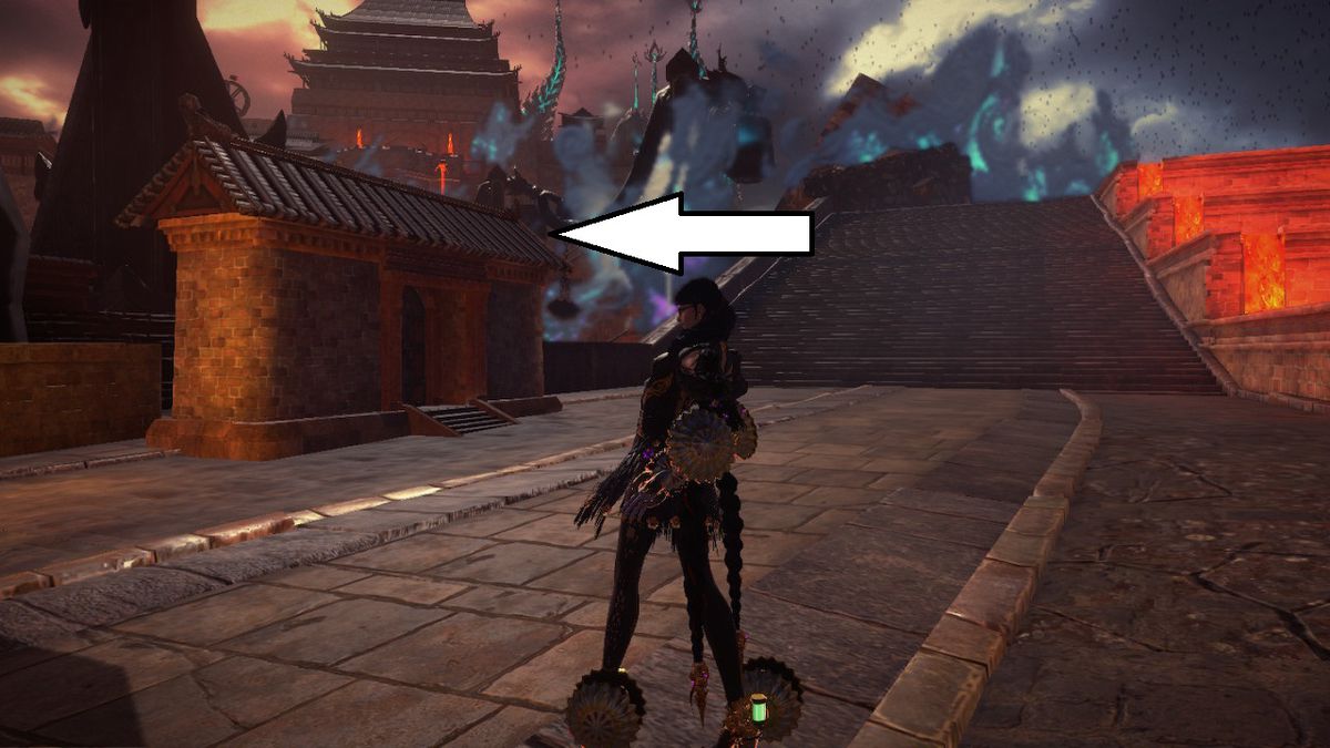 Una freccia bianca indica una creatura molto piccola in cima a un tetto in stile asiatico orientale