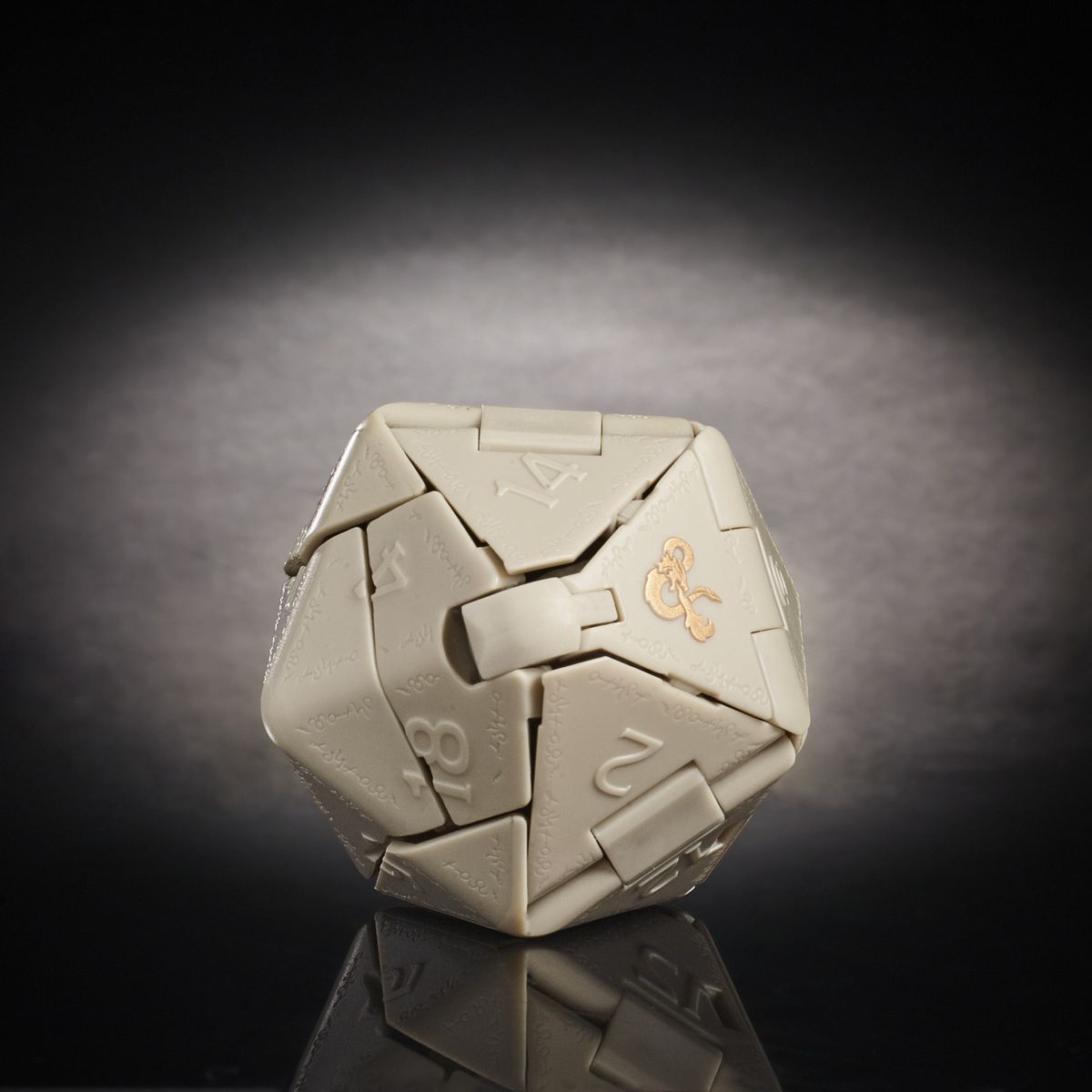 L'orsogufo grigio intrappolato all'interno di un poliedrico.