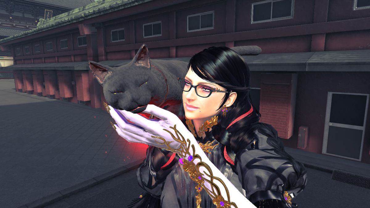 Un gatto si appollaia sulla spalla di Bayonetta in Bayonetta 3.