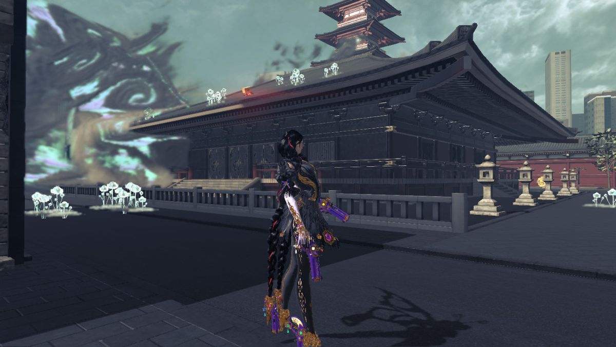 Bayonetta si trova di fronte a una casa in un cortile in Bayonetta 3.