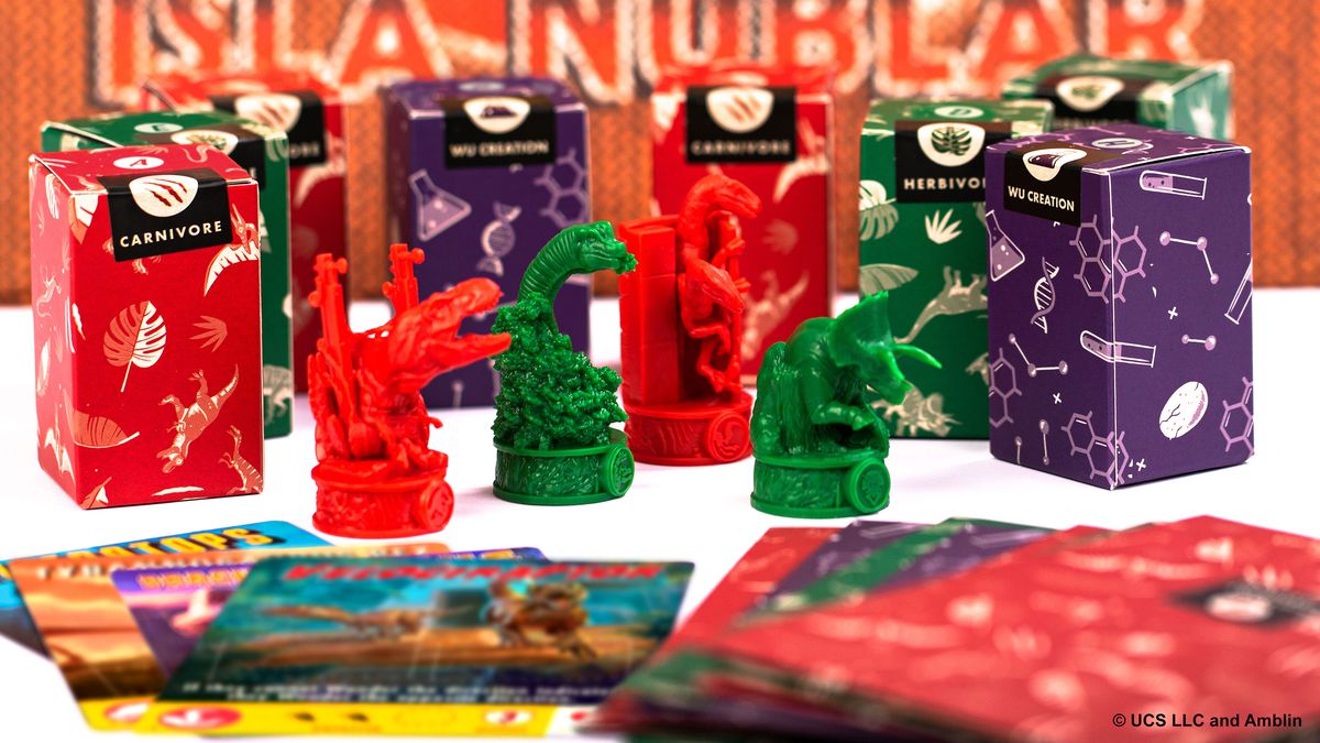 Una miniatura di T-rex, Brachiosaurus, Velociraptor e triceratopo da Jurassic World: The Legacy of Isla Nublar.  La testa del dinosauro è in scala e ciascuna poggia su un pennarello simile a un piedistallo.  Altri dinosauri riposano nascosti all'interno di scatole colorate sigillate con del nastro adesivo.