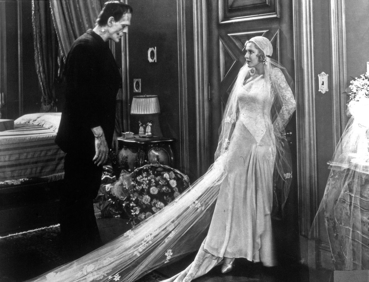 Boris Karloff nei panni del mostro di Frankenstein incombe su Mae Clarke in un abito da sposa nei panni di Elizabeth in una foto in bianco e nero del Frankenstein del 1931