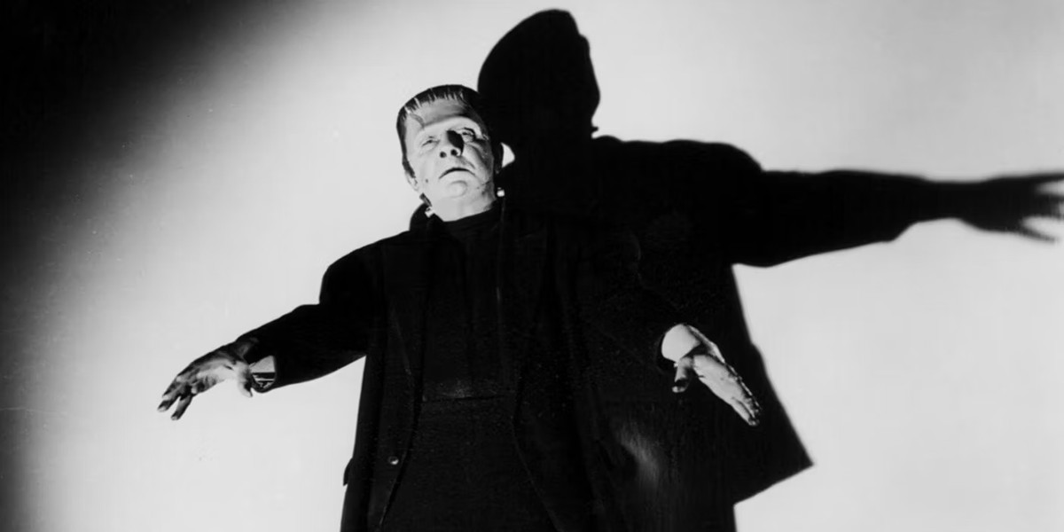 Il mostro di Frankenstein cammina con le braccia tese, con la sua ombra dietro di lui