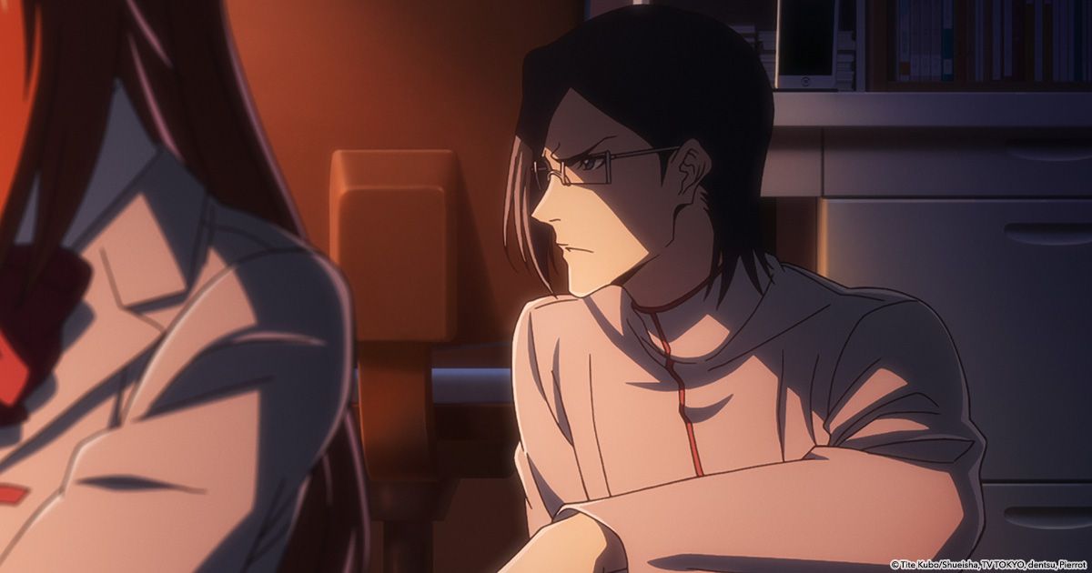 Uryu Ishida in Bleach: Mille anni di guerra di sangue. È metà nell'ombra e metà nella luce. Guarda serio verso la luce dalla finestra.