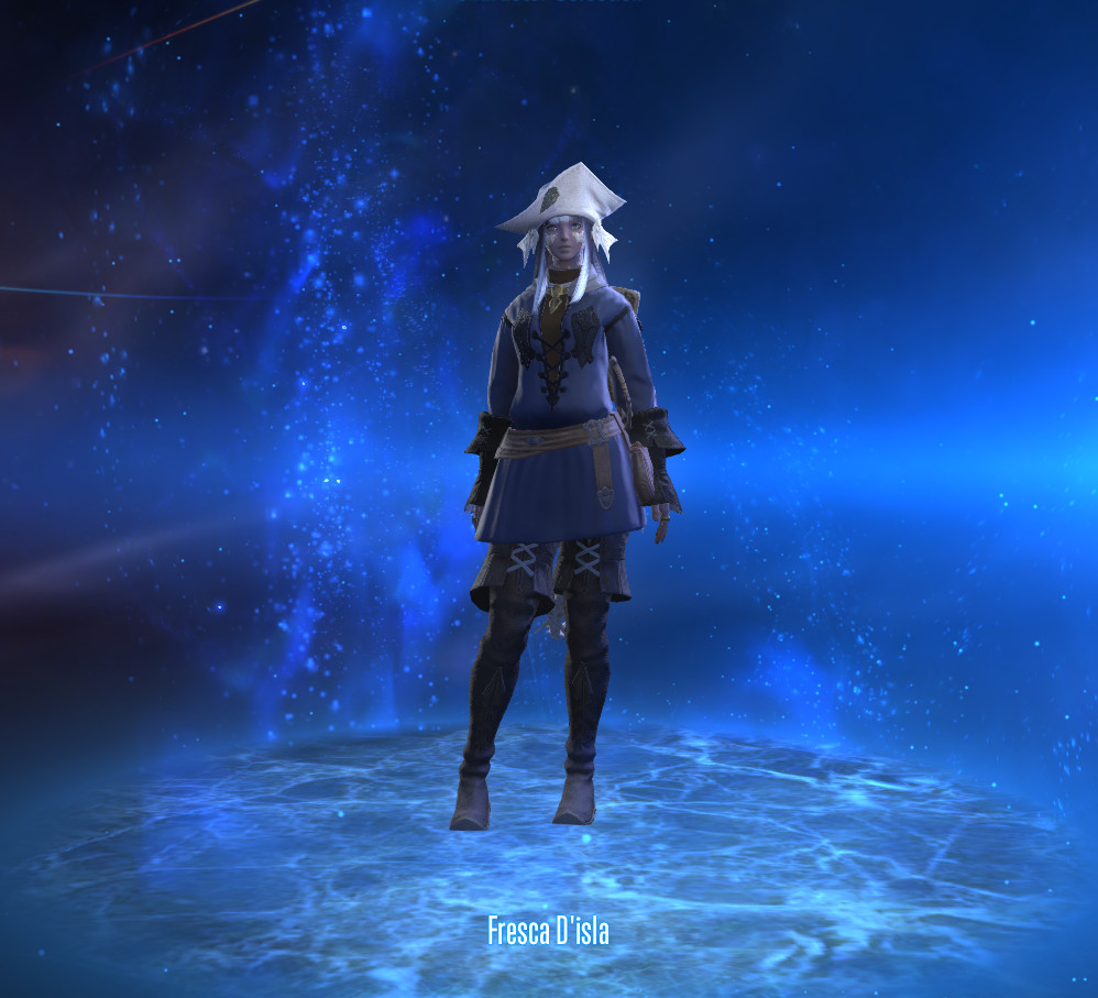 Un personaggio di Final Fantasy 14 che indossa un vestito che sembra un elfo incolore
