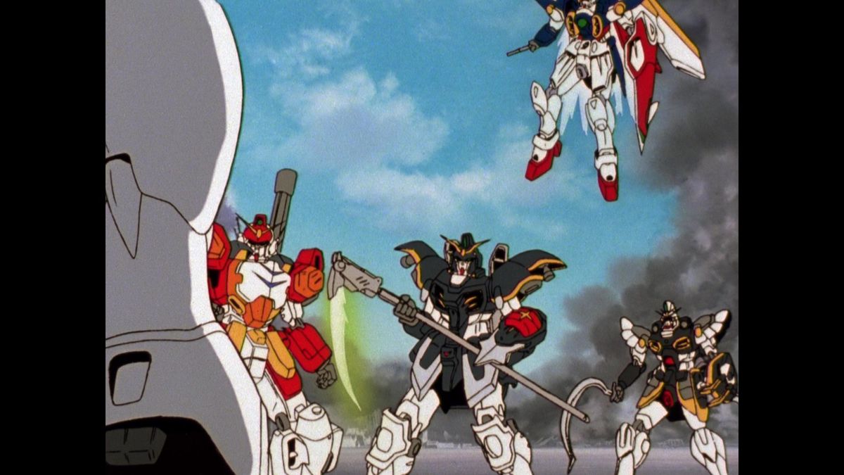Un Gundam con le ali vola nell'angolo destro sopra altri tre Gundam; un Gundam rosso e bianco con una mitragliatrice montata sulla spalla si trova sulla sinistra, un Gundam bianco e nero con una falce laser si trova al centro e un Gundam nero, bianco e giallo si trova nell'angolo in basso a destra con in mano uno scudo a falce e serpente .