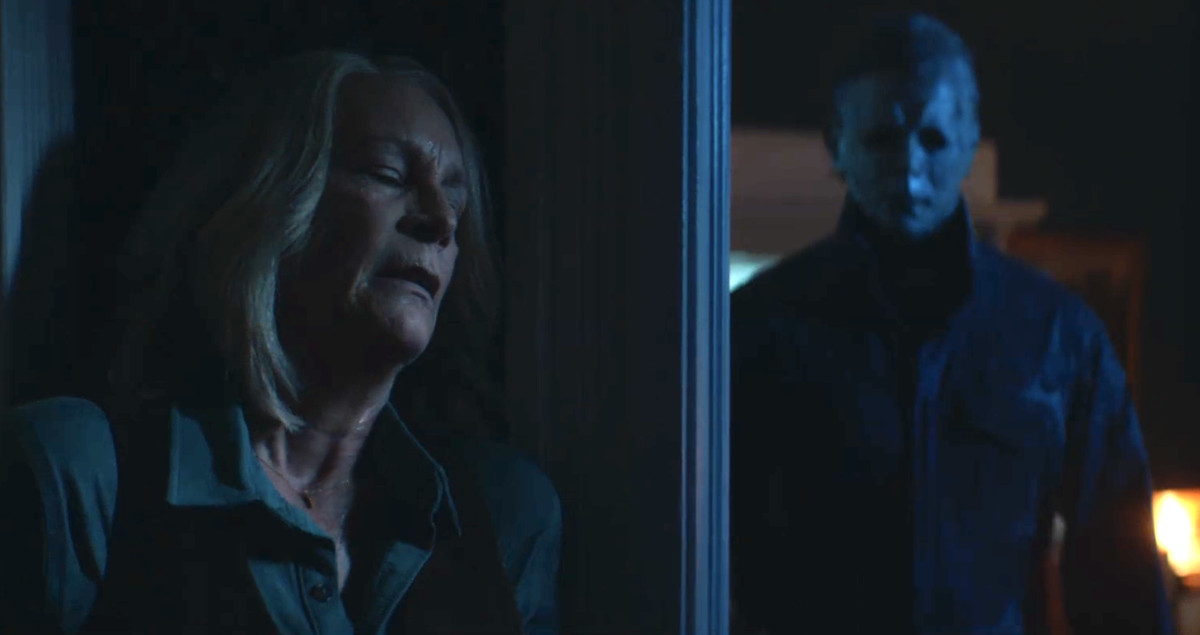 Laurie Strode si nasconde dietro un angolo mentre Michael Myers si avvicina in Halloween Ends.