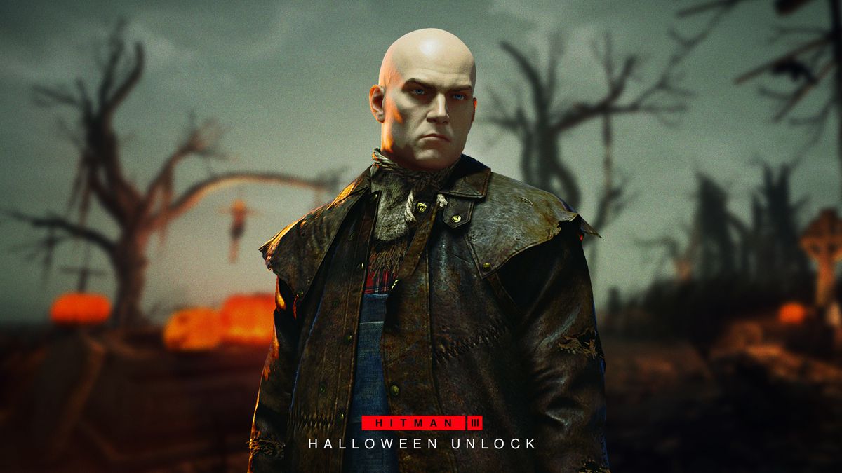 L'agente 47 di Hitman 3 indossa un costume di Halloween a tema spaventapasseri.  Affronta lo spettatore e guarda fumante in lontananza.