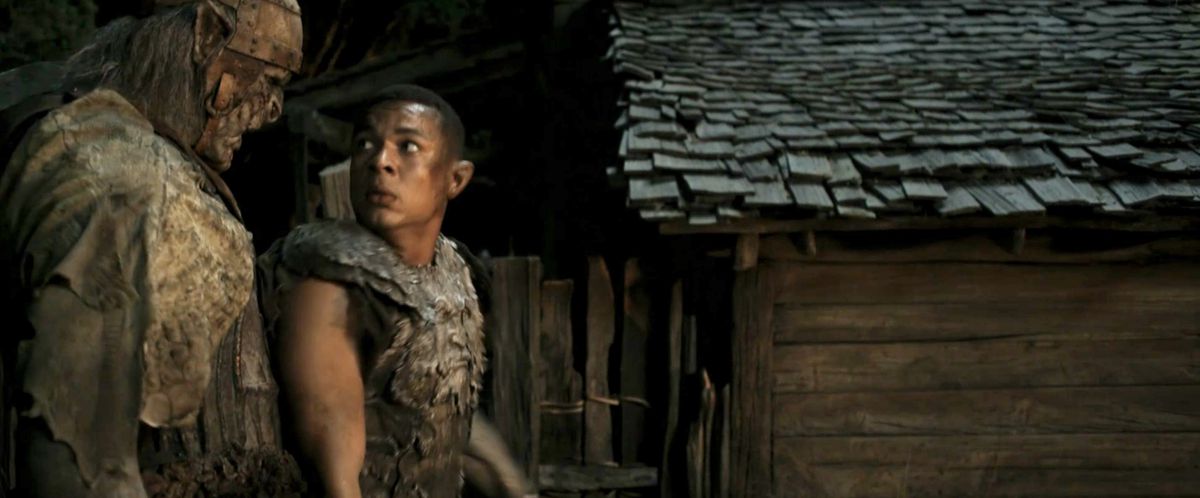 Arrondir l'elfo guarda indietro sorpreso quando si imbatte in un orco gigante in Rings of Power.