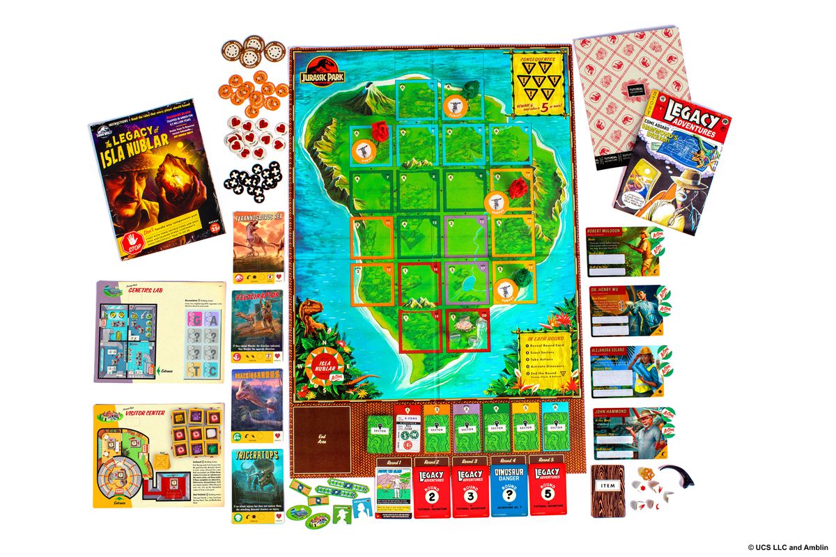 Il complemento completo di componenti per il primo gioco di Jurassic World: The Legacy of Isla Nublar, comprese carte rotonde, dadi e sideboard per il centro visitatori e il laboratorio di genetica.  L'intero set sembra un fumetto di finzione.