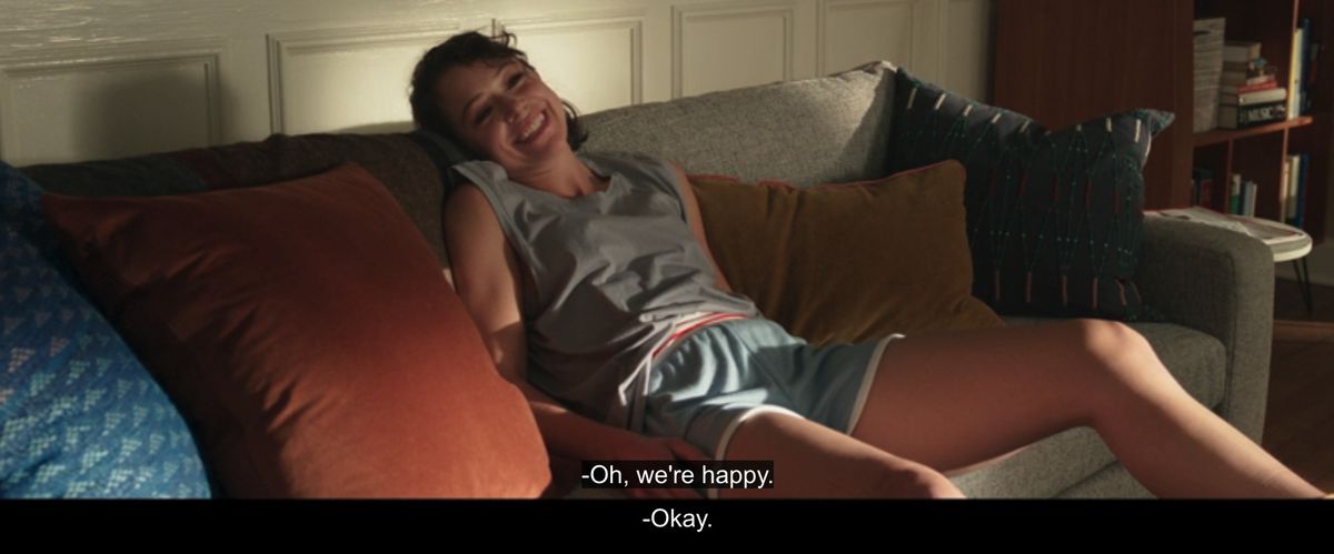 Jennifer si rilassa sul divano con un grande sorriso stampato in faccia dicendo