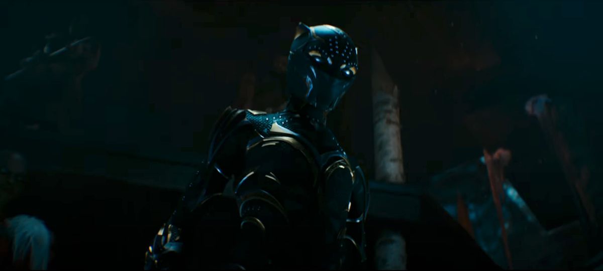 Un fermo immagine dal trailer di Black Panther: Wakanda Forever che mostra la nuova Black Panther femminile in piedi nel suo costume.