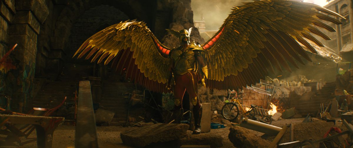 Hawkman spiega le sue enormi ali di metallo in Black Adam.