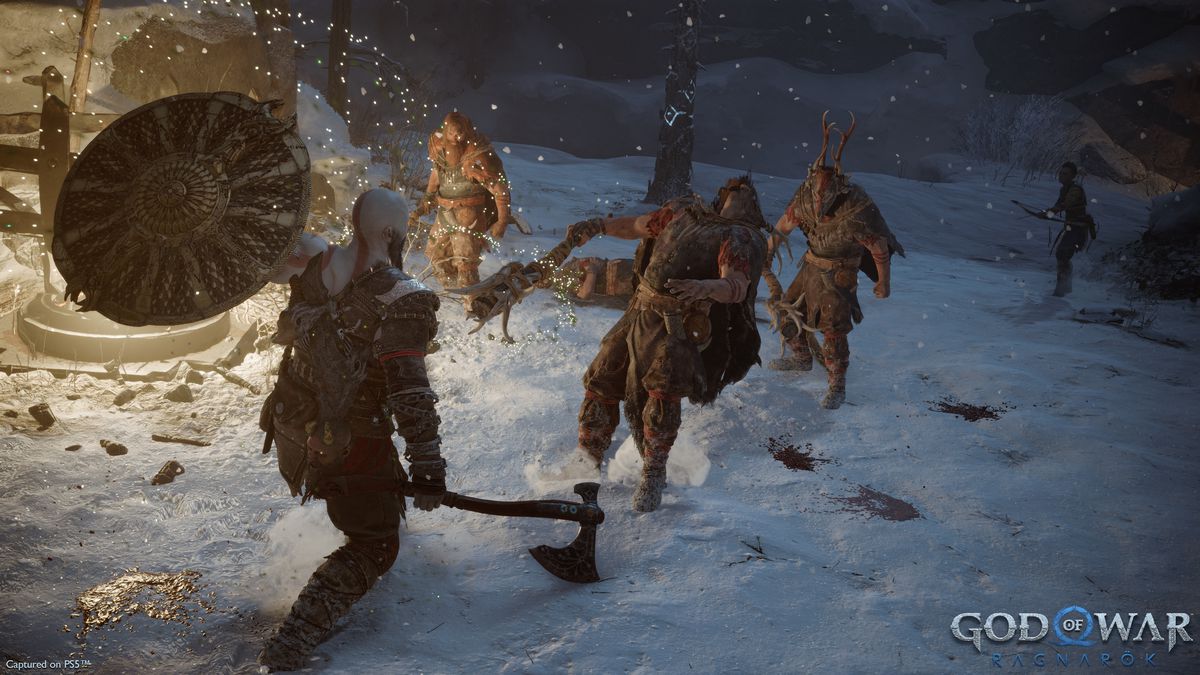 Kratos para l'attacco di un nemico devastatore con un grande scudo rotondo. Altri tre devastatori sono pronti ad attaccare nelle vicinanze in una scena innevata di God of War Ragnarok.
