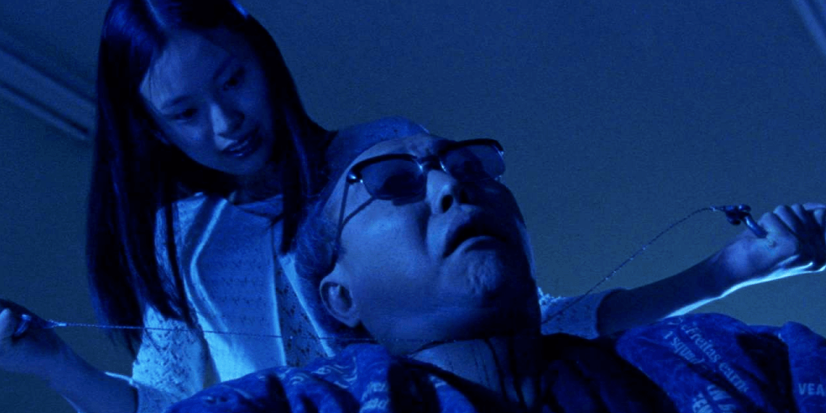 Asami uccide un uomo con gli occhiali usando una sega a filo in Audition