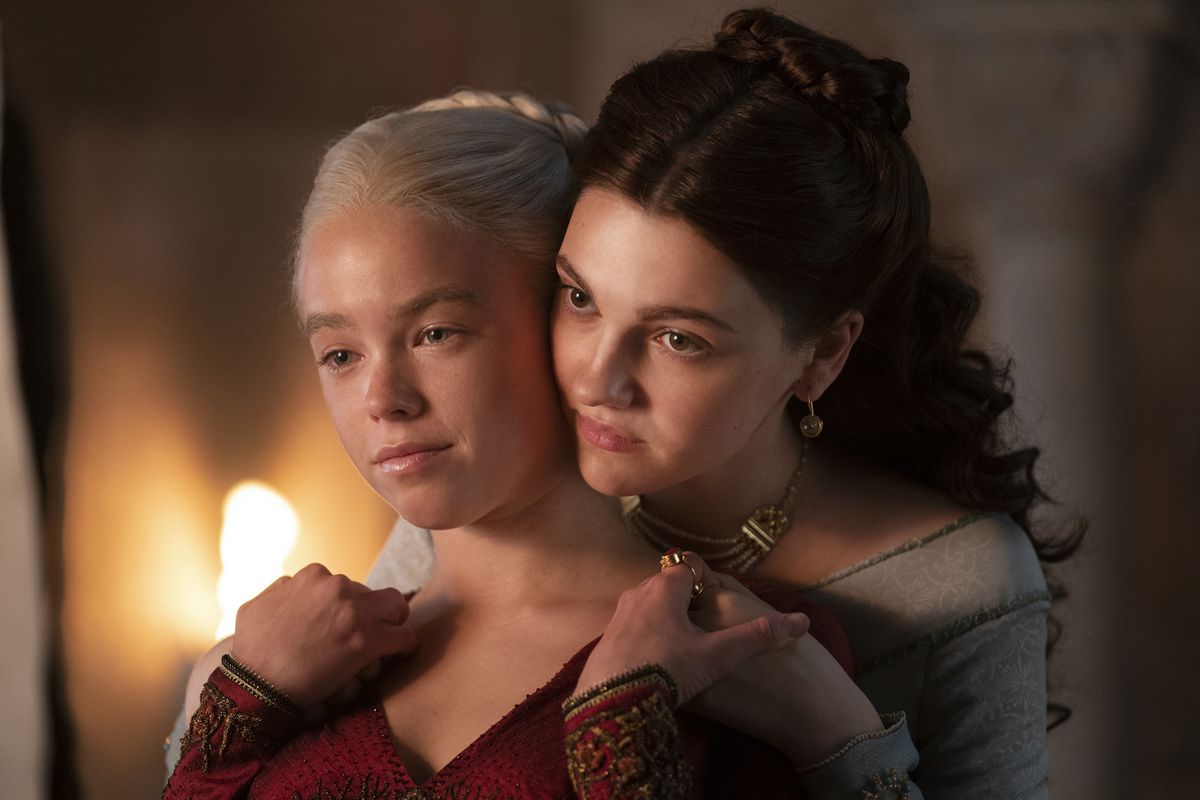 Milly Alcock nei panni della giovane Rhaenyra ed Emily Carey nei panni della giovane Alicent in una foto di Game of Thrones: La casa del drago