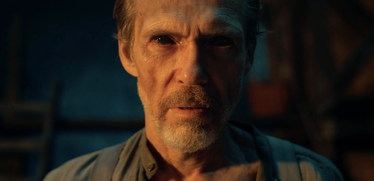 Un cercatore d'oro del Vecchio West, scarno e dall'aria tormentata, fissa la telecamera con occhi completamente neri dopo essere stato posseduto in RIPD 2: Rise of the Damned