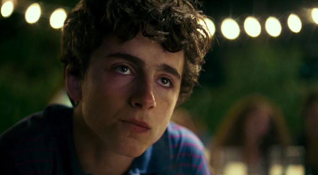 Un giovane che sembra severo e frustrato in un'area per feste all'aperto.