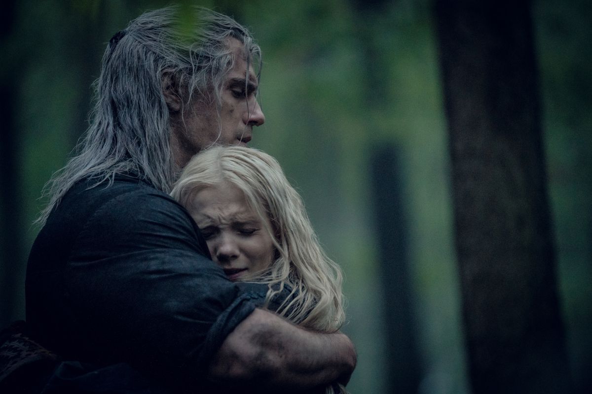 Il Geralt di Henry Cavill abbraccia Ciri nel bosco di Freya Allen in The Witcher