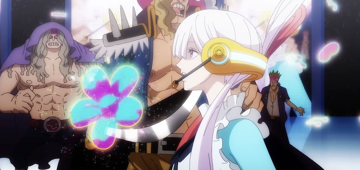 La pop star Uta, vestita con una camicetta bianca a balze, canta e fiori trasparenti si formano davanti a lei mentre le figure da cartone animato rabbrividiscono o fanno una smorfia sullo sfondo in One Piece Film: Red
