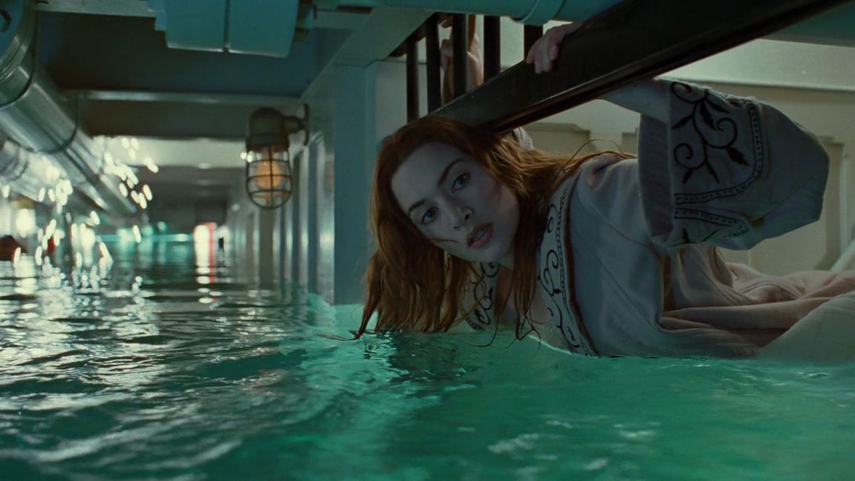 La Rose di Kate Winslet tiene la parte superiore di una porta sul ponte inferiore del Titanic mentre si riempie di acqua verde-blu in Titanic