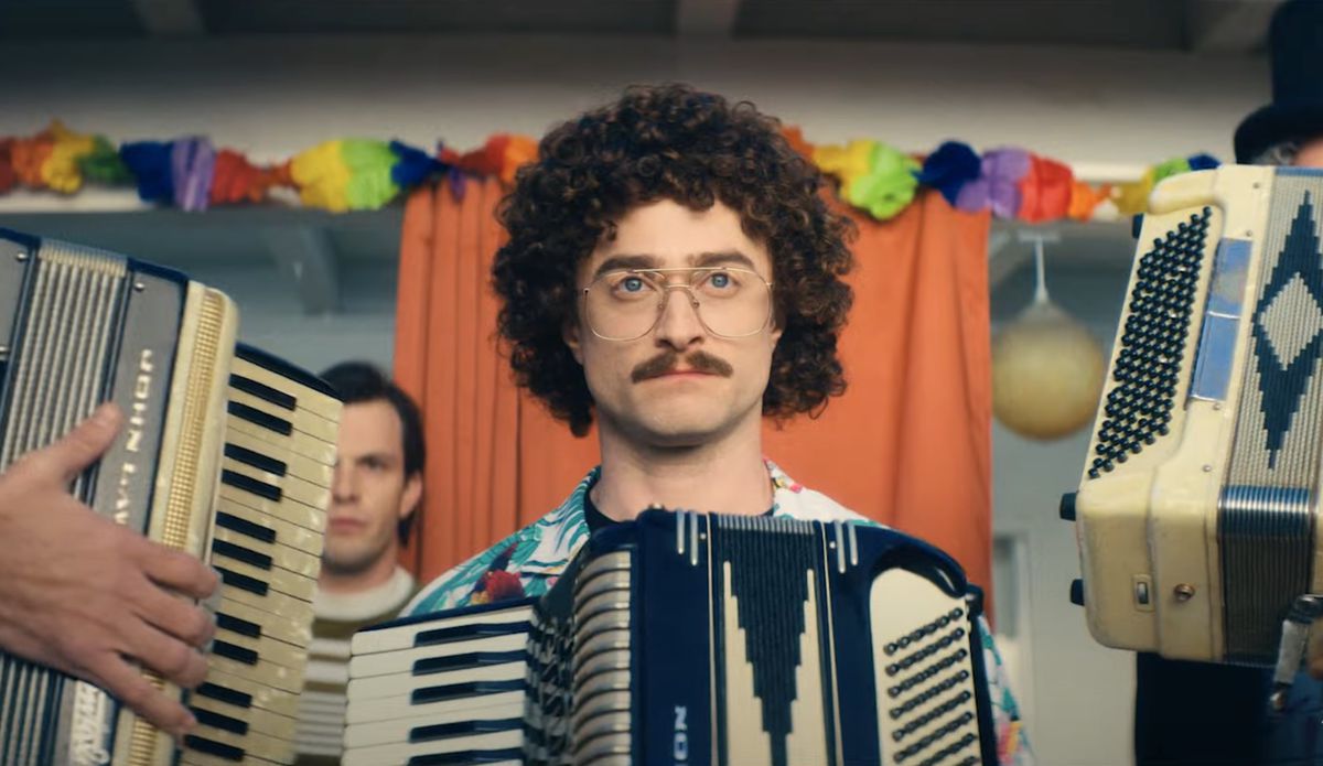 Daniel Radcliffe nel ruolo di Weird Al Yankovic, affiancato da fisarmoniche, in una foto di Weird: The Al Yankovic Story