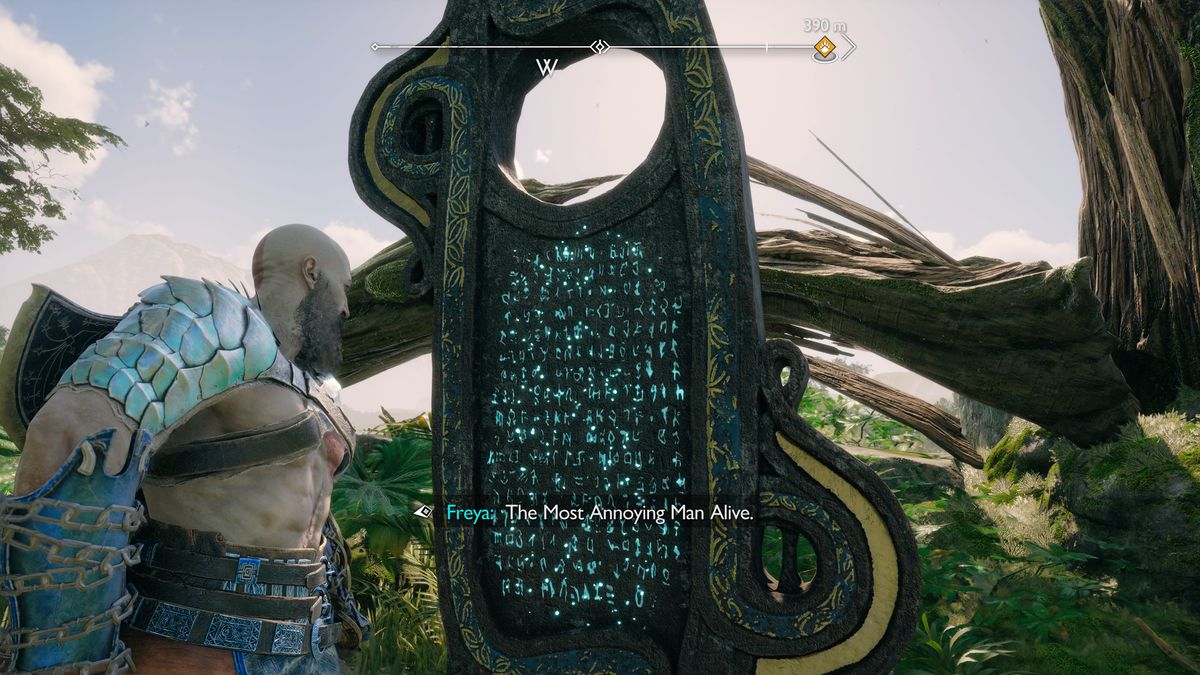 Kratos si trova di fronte a un tablet delle dimensioni di una persona con lettere luminose. Da dietro di lui, una didascalia di Freya che dice