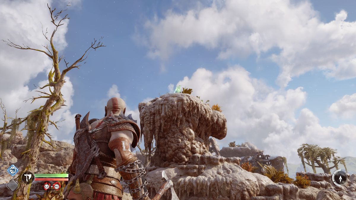 Kratos guarda uno dei corvi di Odino in God of War Ragnarök