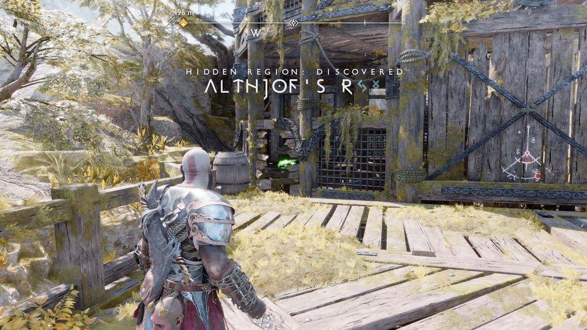 Kratos vede uno dei corvi di Odino in God of War Ragnarök