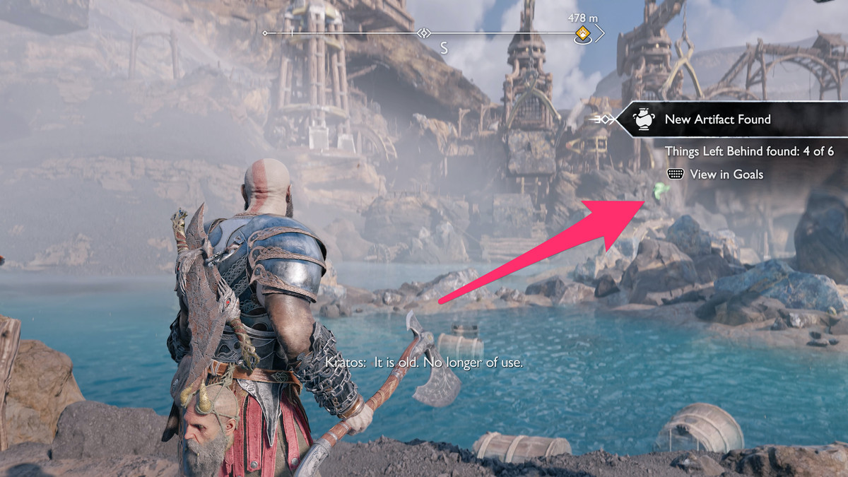 Kratos lancia la sua ascia contro uno dei corvi di Odino in God of War Ragnarök