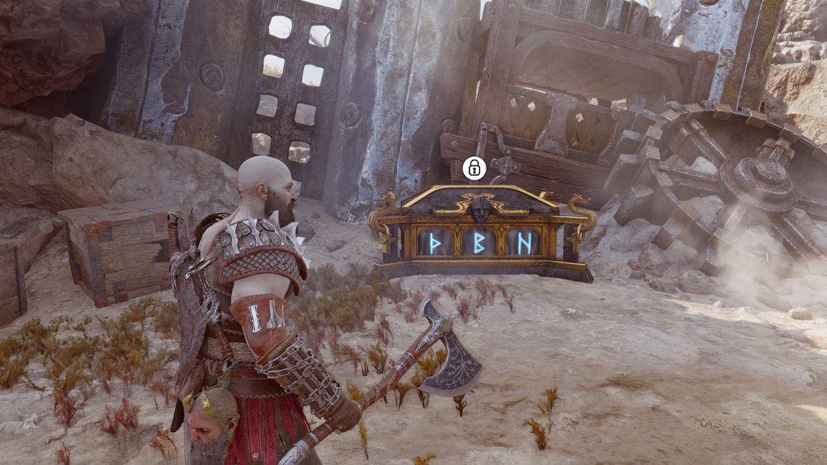 Kratos controlla le rune su una cassa di Nornir in God of War Ragnarök