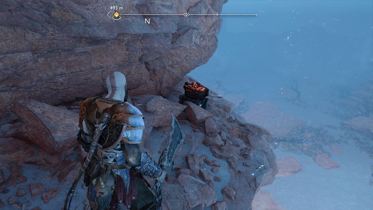 Kratos accende un braciere in God of War Ragnarok