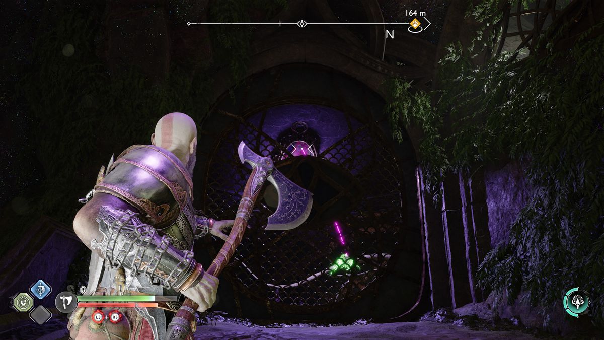 Kratos prende di mira uno dei corvi di Odino in God of War Ragnarok