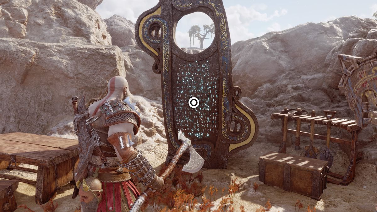 Kratos guarda una tavoletta Lore in God of War Ragnarök