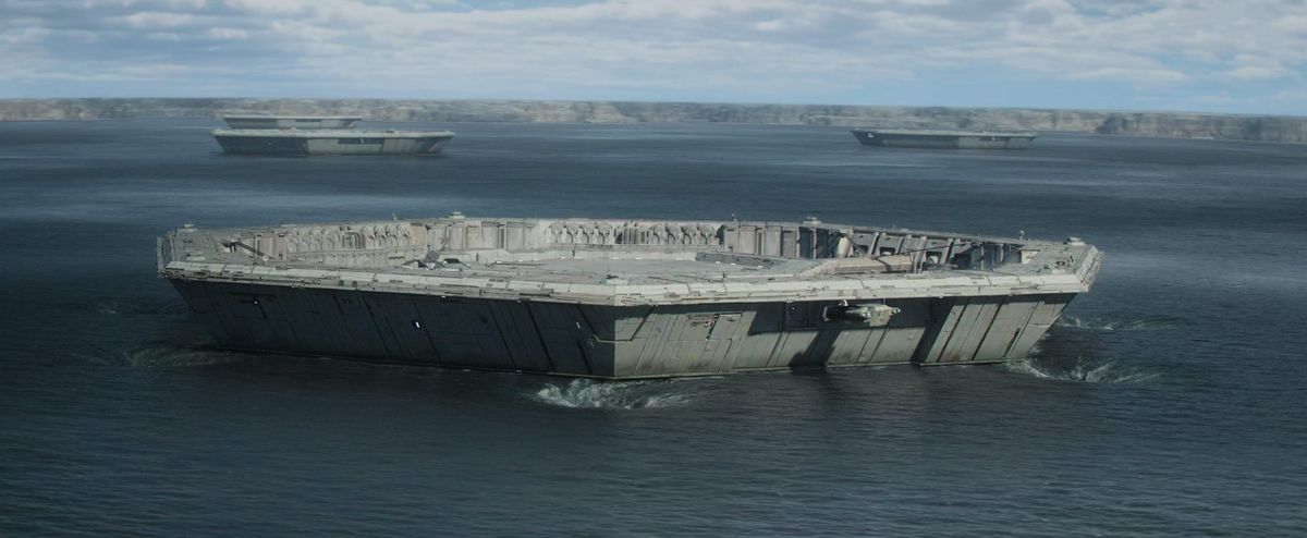 La parte superiore di una prigione a forma di ettagono d'acciaio che sporge dall'acqua, con due prigioni corrispondenti che sporgono sullo sfondo, ad Andor