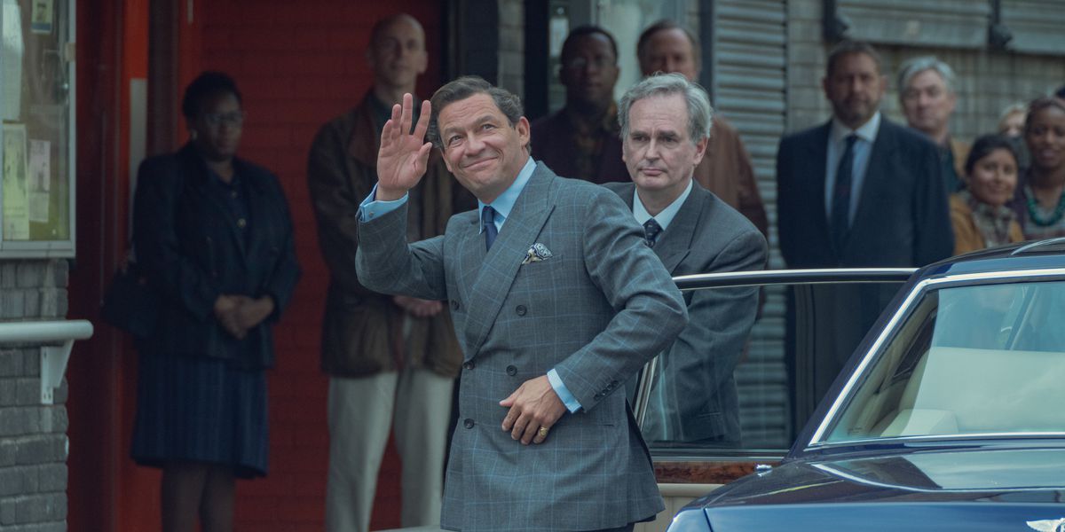 Dominic West nei panni del principe Carlo che saluta la folla in The Crown