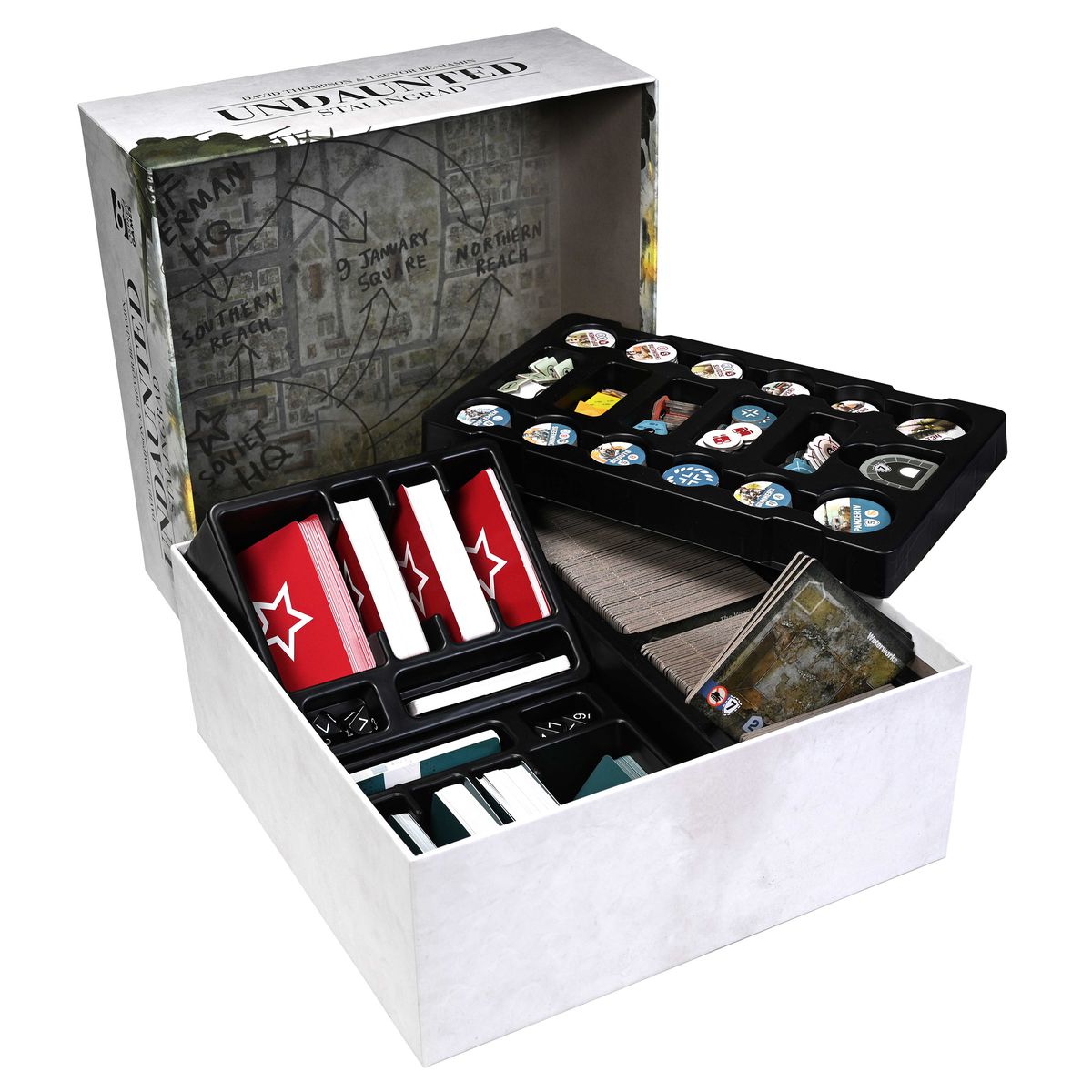 Diversi contenitori di plastica annidati contengono tutto il necessario per Undaunted: Stalingrad.