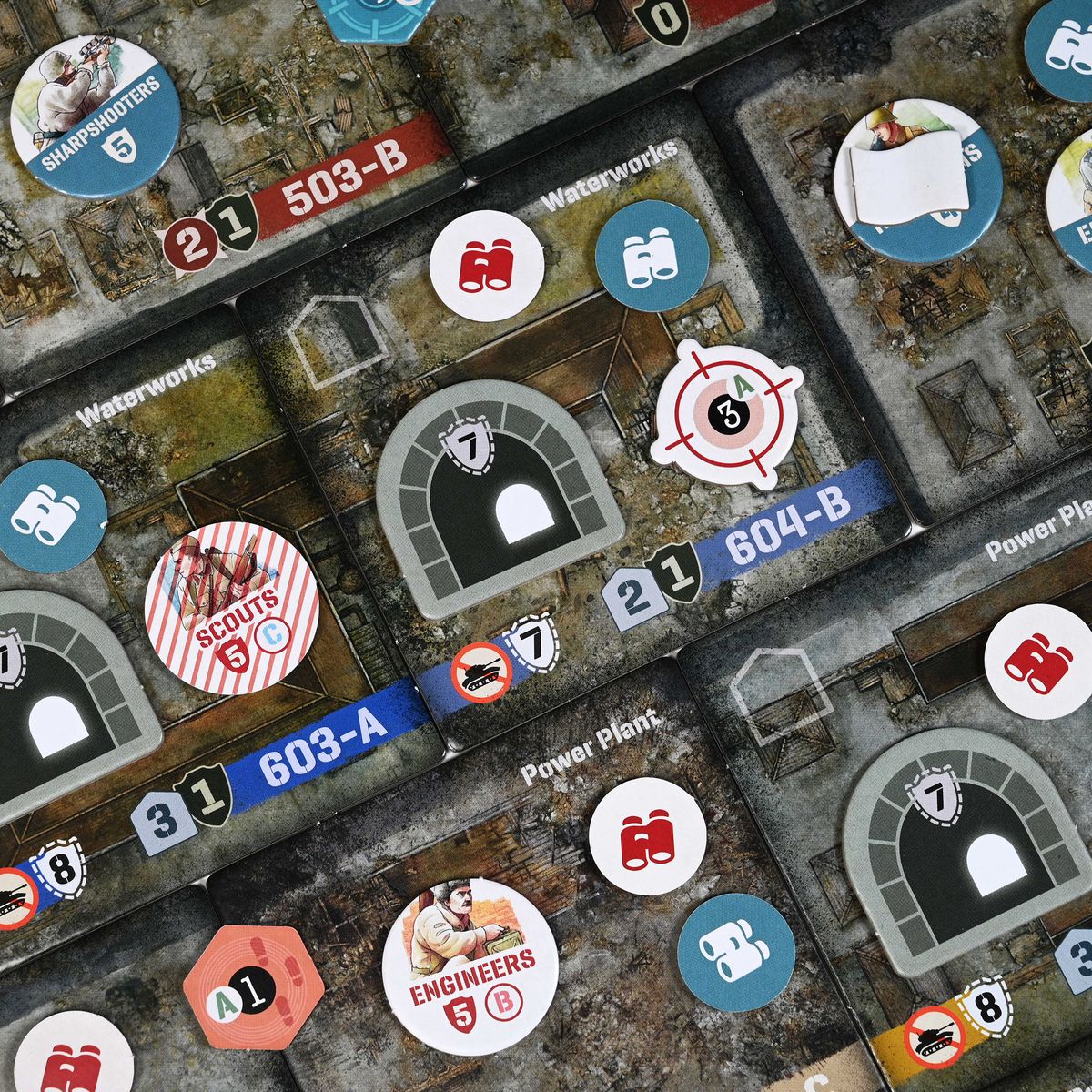 I gettoni Esplorazione sono disseminati sul campo di battaglia mentre gli esploratori (soppressi) e gli ingegneri (non soppressi) mantengono le loro posizioni intorno a una centrale elettrica in rovina. Un tunnel offre loro un facile accesso a diverse tessere sul tabellone.