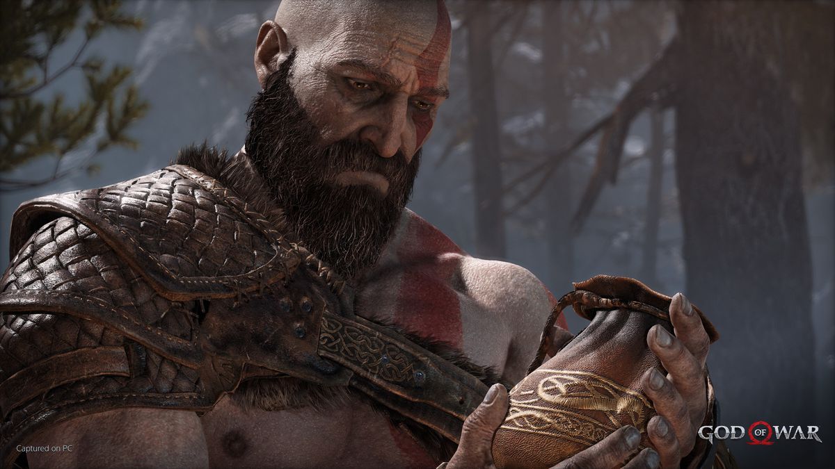 Kratos tiene una piccola cartella contenente le ceneri della madre di Atreus. Li guarda solennemente mentre li tiene delicatamente.