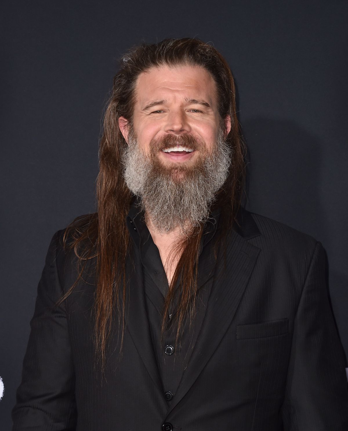 Una foto dell'attore Ryan Hurst sorridente davanti alla telecamera mentre assiste a una proiezione speciale di
