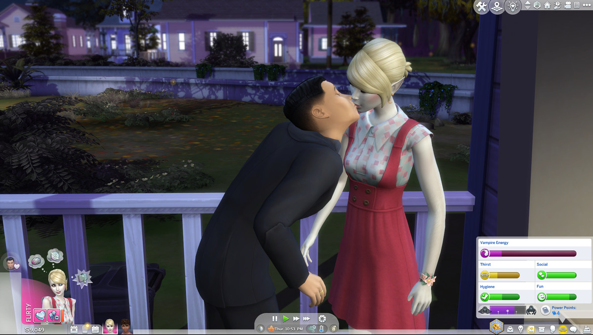 Un pallido sim vampiro bacia il suo fidanzato sul portico di casa sua in The Sims 4.