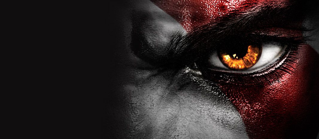 Un primo piano di Kratos, il dio della guerra, che strizza gli occhi allo spettatore. L'immagine viene ingrandita sui suoi occhi con uno in ombra.