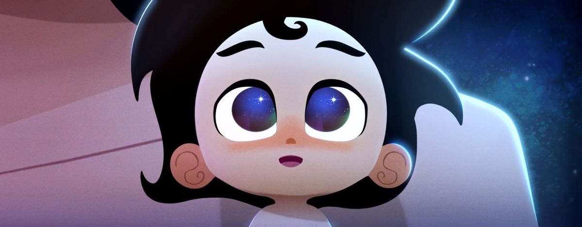 Un bambino piccolo con grandi occhi azzurri scruta il cielo, con le stelle riflesse nei loro occhi, a Pan Gu.