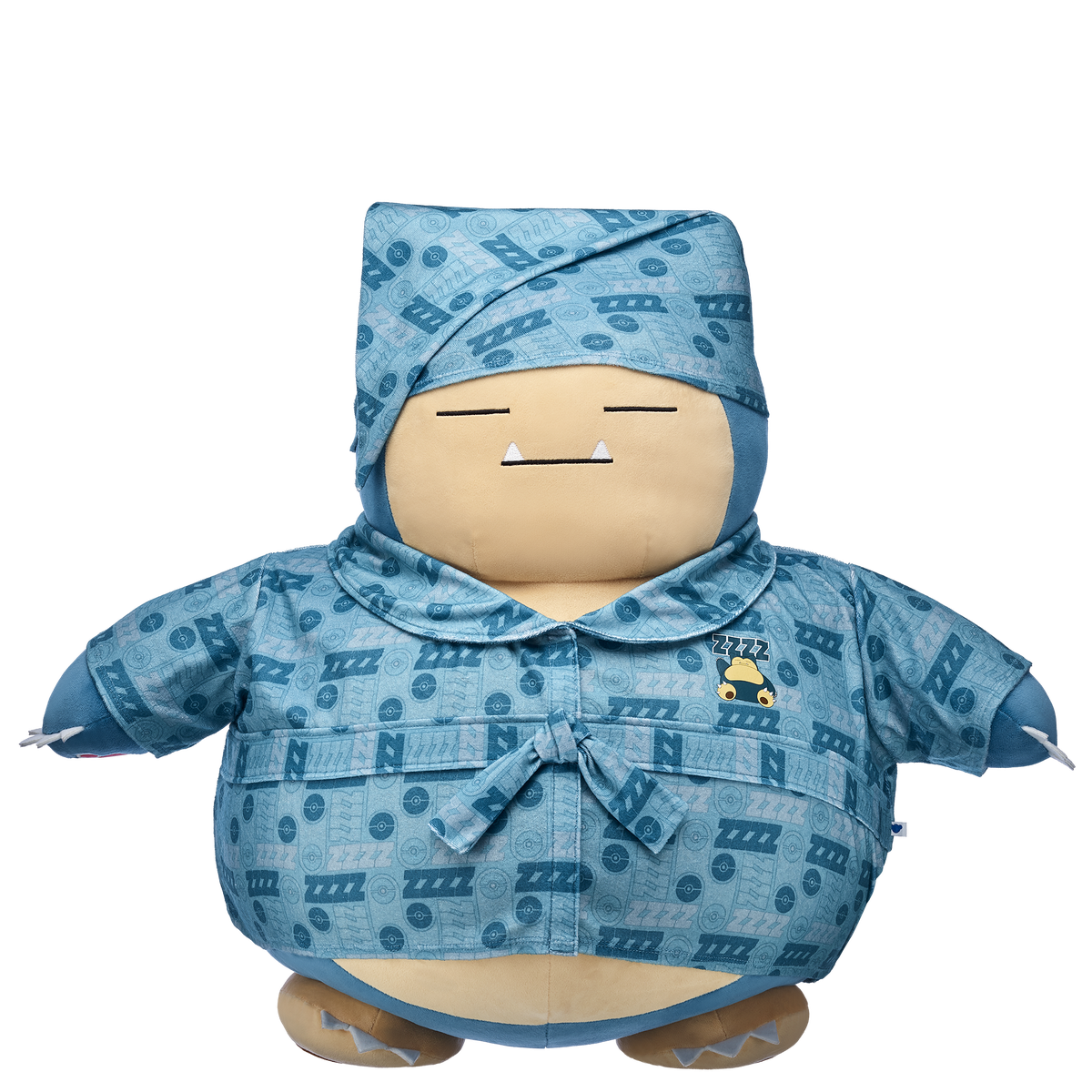Un grande peluche Snorlax in un pigiama blu abbinato su uno sfondo bianco.