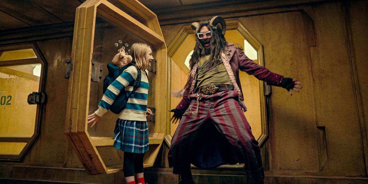 Marlow Barkley nei panni di Nemo e Jason Momoa nei panni di Flip in Slumberland. Condividono una posa celebrativa sulla soglia di una porta aperta della prigione.