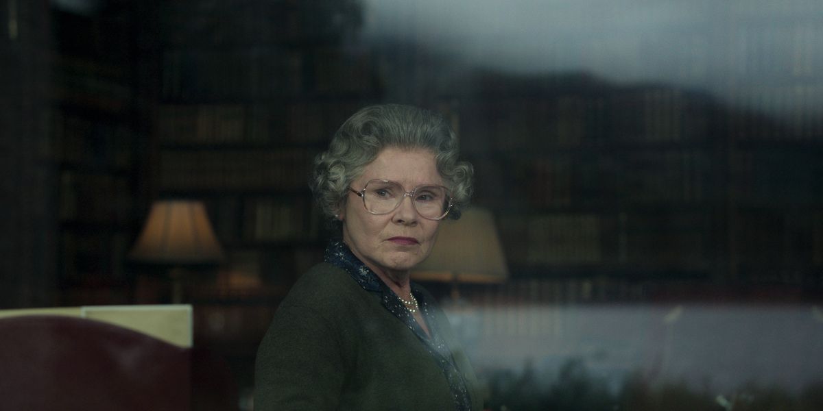 La regina Elisabetta (Imelda Staunton) seduta in una finestra con aria costernata