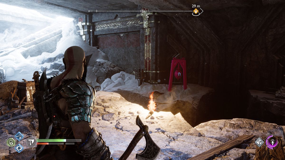 Kratos fissa attraverso una grotta la campana di Nonir per aprire una cassa. Invece del colore normale, la campana e la cornice circostante sono magenta brillante