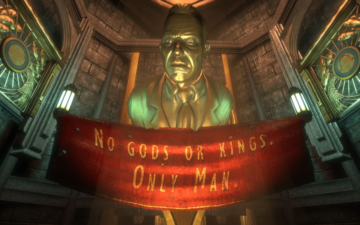Una scena memorabile del BioShock originale: il busto in bronzo del fondatore della cittร di Rapture Andrew Ryan, ammantato da uno stendardo che diceva