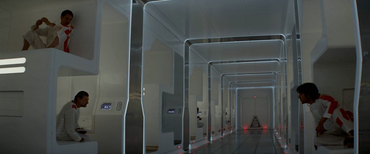 Kino e Andor parlano tra loro dai lati opposti delle loro celle completamente bianche senza porte, separate da un pavimento elettrico