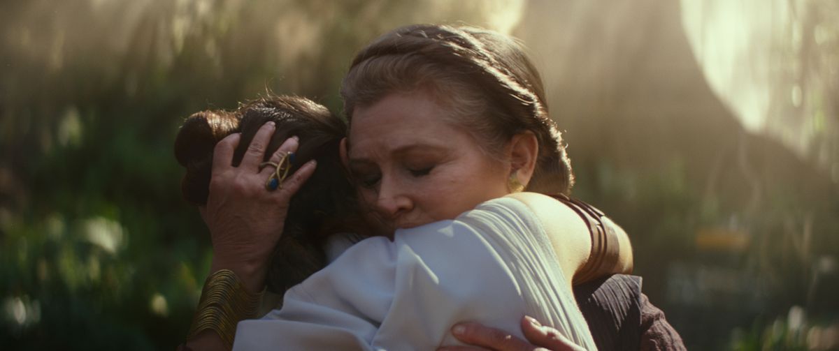 Leia (Carrie Fisher) abbraccia Rey (Daisy Ridley) in Star Wars: L'ascesa di Skywalker